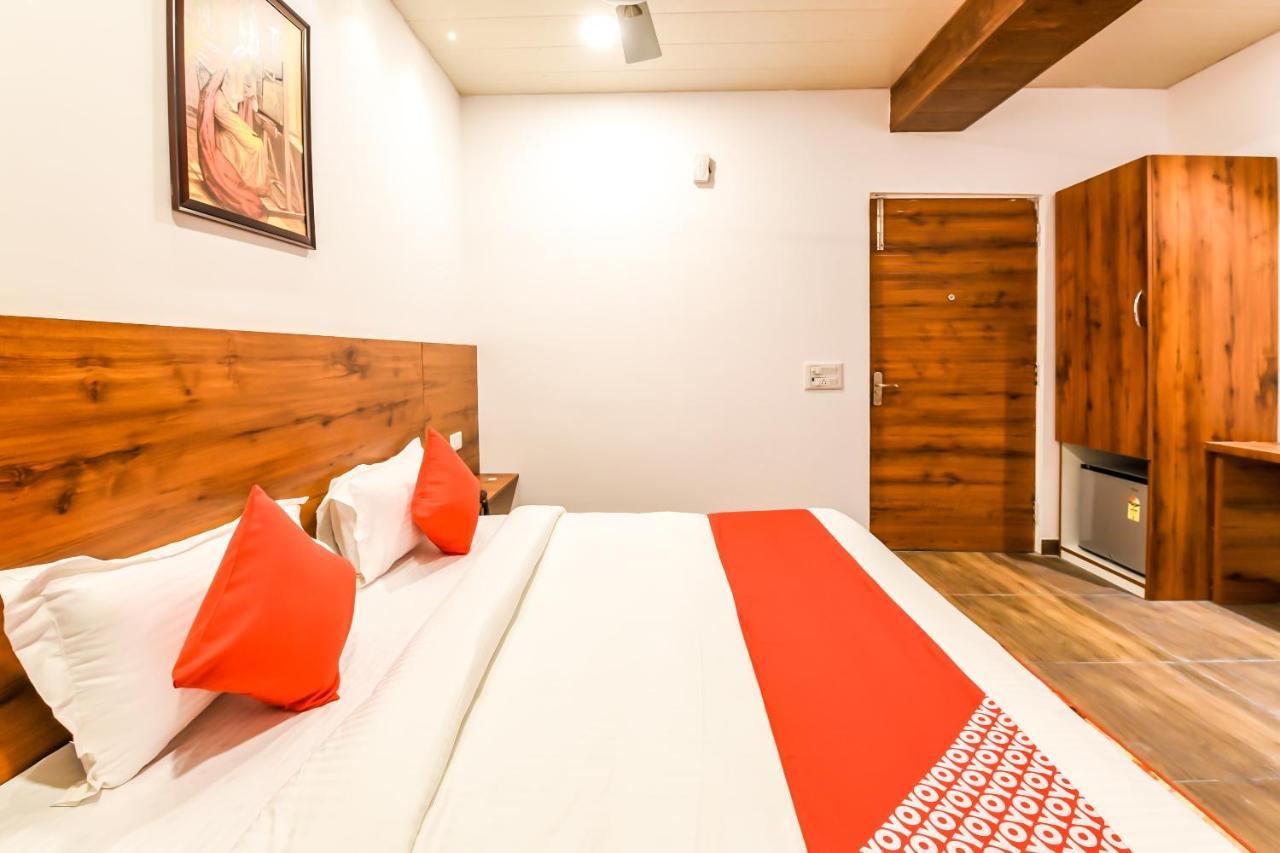 Capital O 19133 Oak Tree Hotel New Delhi Exterior photo